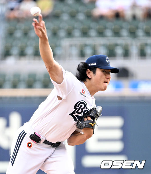 [OSEN=잠실, 이대선 기자] 26일 서울 잠실야구장에서 2026 신한 SOL KBO리그 두산 베어스와 삼성 라이온즈의 경기가 열렸다.이날 두산은 곽빈, 삼성은 오스틴 보스를 선발로 내세웠다.1회초 무사에서 두산 선발투수 곽빈이 역투하고 있다. 2026.07.26 /sunday@osen.co.kr