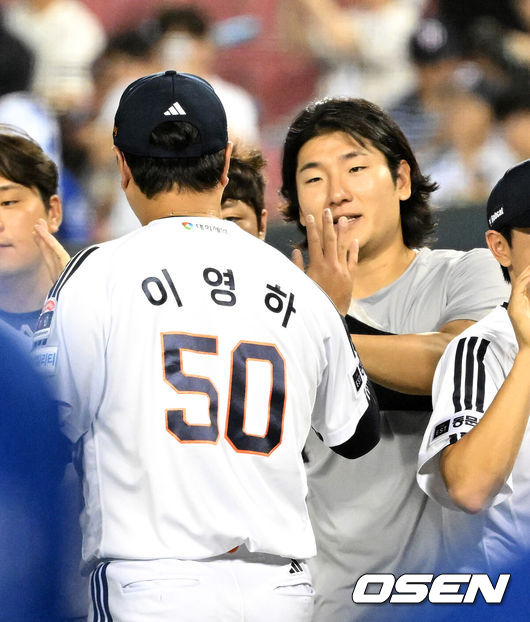 [OSEN=잠실, 이대선 기자] 프로야구 두산 베어스가 삼성 라이온즈의 4연승을 저지했다. 두산은 26일 잠실구장에서 열린 삼성과의 홈경기에서 선발 곽빈의 호투를 앞세워 7-0 완승을 장식했다.반면 삼성은 지난 23일 고척 키움 히어로즈전 이후 연승 행진을 ‘3’에서 마감했다. KBO리그 데뷔전을 치른 삼성 새 외국인 투수 오스틴 보스는 5이닝 2실점으로 비교적 잘 던졌으나 타선의 도움을 받지 못해 고배를 마셨다.경기 종료 후 두산 곽빈이 이영하와 승리의 기쁨을 나누고 있다. 2026.07.26 /sunday@osen.co.kr