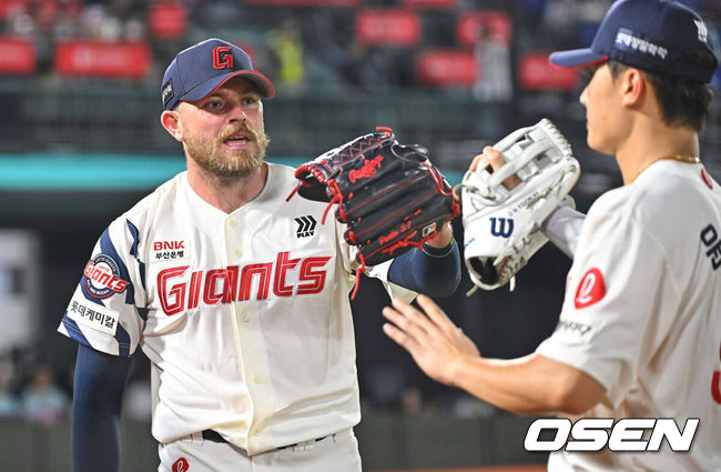 [OSEN=부산, 이석우 기자] 26일 부산 사직야구장에서 2026 신한 SOL KBO 리그 롯데 자이언츠와 KT 위즈의 경기가 열렸다. 홈팀 롯데는 비슬리가, 방문팀 KT는 사우어가 선발 출전했다.롯데 자이언츠 선발 투수 비슬리가 6회초 수비를 무실점으로 막고 윤동희와 하이파이브를 하고 있다. 2026.07.26 / foto0307@osen.co.kr