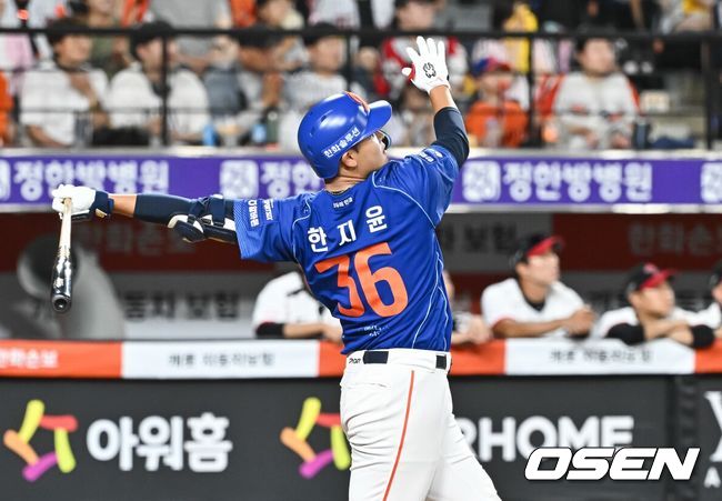 [OSEN=대전, 박준형 기자] 26일 대전한화생명볼파크에서 2026 신한은행 SOL KBO리그 한화 이글스와 LG 트윈스의 경기가 진행됐다.이날 경기에 한화는 짐머맨을, LG는 박시원을 선발투수로 내세웠다.8회말 1사 1,3루 한화 대타 한지윤이 3점 홈런을 날리고 있다.     2026.07.24 / soul1014@osen.co.kr