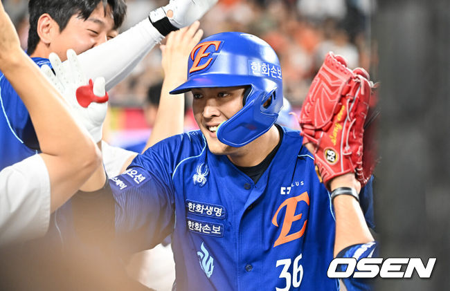 [OSEN=대전, 박준형 기자] 26일 대전한화생명볼파크에서 2026 신한은행 SOL KBO리그 한화 이글스와 LG 트윈스의 경기가 진행됐다.이날 경기에 한화는 짐머맨을, LG는 박시원을 선발투수로 내세웠다.8회말 1사 1,3루 한화 대타 한지윤이 3점 홈런을 날리고 동료들의 축하를 받고 있다.  2026.07.24 / soul1014@osen.co.kr