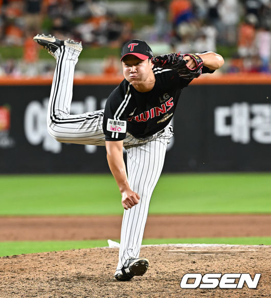[OSEN=대전, 박준형 기자] 26일 대전한화생명볼파크에서 2026 신한은행 SOL KBO리그 한화 이글스와 LG 트윈스의 경기가 진행됐다.이날 경기에 한화는 짐머맨을, LG는 박시원을 선발투수로 내세웠다.8회말 LG 양우진 투수가 역투하고 있다.   2026.07.24 / soul1014@osen.co.kr
