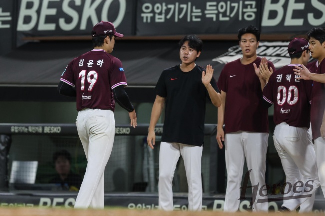 키움 김윤하의 호투를 축하하고 있다. /키움 히어로즈 제공
