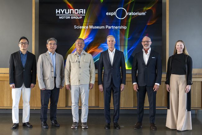 현대차그룹 HMG브랜드경험담당 지성원 부사장, 장재훈 부회장, 정의선 회장, 익스플로라토리움 윌리엄 F. 멜린(William F. (Bill) Mellin) 이사회 의장, 린지 비어만(Lindsay Bierman) 관장, 앤 리처드슨(Anne Richardson) 최고경험책임자(CXO)(왼쪽부터)가 현대차그룹과 익스플로라토리움의 전략적 파트너십 체결식에서 기념 촬영을 하고 있다.