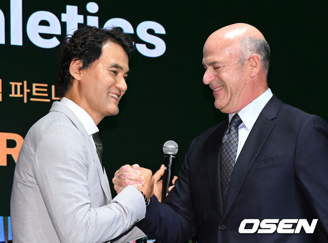 [OSEN=이대선 기자] 27일 서울 강남구 웨스틴 서울 파르나스에서 Team61-애슬레틱스(A's) 전략적 파트너십 미디어 컨퍼런스가 열렸다.박찬호를 중심으로 결성된 투자 컨소시엄 ’Team61’은 메이저리그 구단 라스베이거스 애슬레틱스와 전략적 파트너십을 체결하고 총 7,000만 달러 규모를 투자하기로 했다고 밝혔다. 현재까지 5,500만 달러의 투자가 완료됐으며 나머지 1,500만 달러는 메이저리그 승인을 거쳐 최종 투자될 예정이다.전 야구선수 박찬호, 존 피셔 구단주가 프레젠테이션을 하고 있다. 2026.07.27 /sunday@osen.co.kr