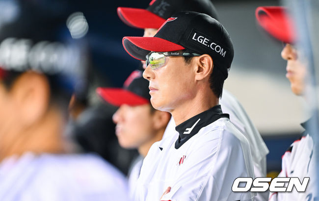 [OSEN=잠실, 박준형 기자] 22일 서울 잠실구장에서 열린2026 신한 SOL KBO 리그 LG 트윈스와 NC 다이노스의 경기가 우천으로 노게임 선언됐다.3회말 1사 후 경기 도중 쏟아진 폭우로 잠실구장 내야가 순식간에 물바다로 변하며 오후 7시 11분 경기가 중단됐다.1회초 LG 염경엽 감독이 경기를 지켜보고 있다.      2026.07.22 / soul1014@osen.co.kr