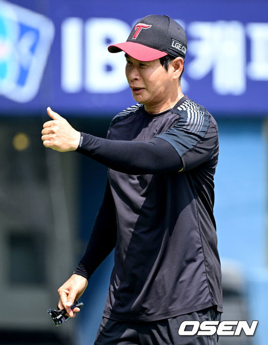 [OSEN=잠실, 최규한 기자] 19일 서울 잠실야구장에서 ‘2026 신한 SOL Bank KBO리그’ LG 트윈스와 KT 위즈의 경기가 열린다.홈팀 LG는 송승기, 방문팀 KT는 고영표를 선발로 내세운다.경기를 앞두고 LG 송지만 코치가 선수들과 인사를 나누고 있다. 2026.07.19 / dreamer@osen.co.kr