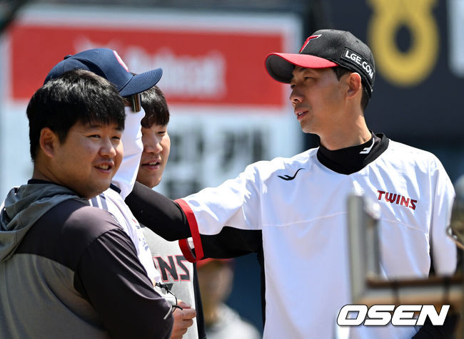 [OSEN=잠실, 이대선 기자] 25일 서울 잠실야구장에서 2026 신한 SOL KBO리그 두산 베어스와 LG 트윈스의 경기가 열렸다.이날 두산은 최민석, LG는 톨허스트를 선발로 내세웠다. 경기에 앞서 LG 김용의 코치가 두산 이진영 코치의 복면을 살피고 있다. 2026.04.25 /sunday@osen.co.kr