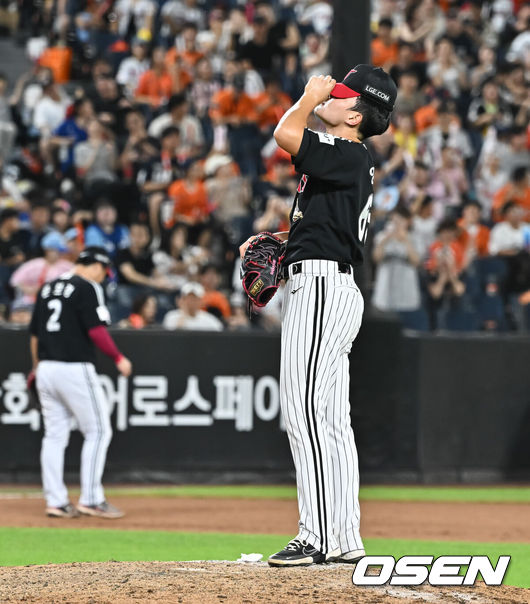 [OSEN=대전, 박준형 기자] 26일 대전한화생명볼파크에서 2026 신한은행 SOL KBO리그 한화 이글스와 LG 트윈스의 경기가 진행됐다.이날 경기에 한화는 짐머맨을, LG는 박시원을 선발투수로 내세웠다.8회말 LG 양우진 투수가 한화 대타 정은원에게 볼넷 허용한뒤 아쉬워하고 있다.   2026.07.24 / soul1014@osen.co.kr