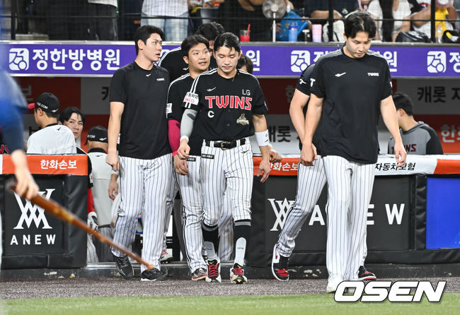 [OSEN=대전, 박준형 기자] 프로야구 한화 이글스가 LG 트윈스를 꺾고 위닝에 성공했다.한화는26일 대전 한화생명볼파크에서 열린 2026 KBO리그 LG와 경기에서 14-4로 크게 승리했다.4-4 동점인 8회 홈런 3방을 터뜨리며 10득점을 몰아치며 이겼다.경기종료 후 LG 선수들이 패배에 아쉬워하고 있다.  2026.07.24 / soul1014@osen.co.kr