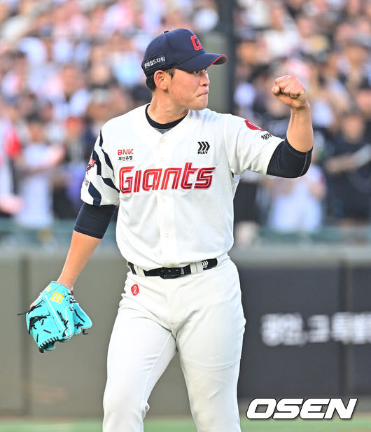 [OSEN=부산, 이석우 기자] 25일 부산 사직야구장에서 2026 신한 SOL KBO 리그 롯데 자이언츠와 KT 위즈의 경기가 열렸다. 홈팀 롯데는 김진욱이, 방문팀 KT는 소형준이 선발 출전했다.롯데 자이언츠 선발 투수 김진욱이 3회초 1사 만루 KT 위즈 조대현을 유격수 병살타로 잡고 주먹을 불끈 쥐고 있다. 2026.07.25 / foto0307@osen.co.kr