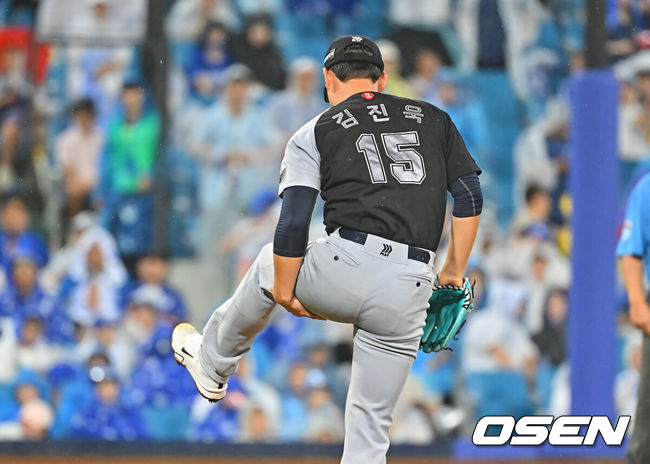 [OSEN=대구, 이석우 기자] 19일 대구삼성라이온즈파크에서 2026 신한 SOL KBO 리그 삼성 라이온즈와 롯데 자이언츠의 경기가 열렸다. 홈팀 삼성은 원태인이, 방문팀 롯데는 김진욱이 선발 출전했다. 롯데 자이언츠 김진욱이 6회말 투구 도중 왼쪽 허벅지 통증을 호소하고 있다. 2026.07.19 / foto0307@osen.co.kr