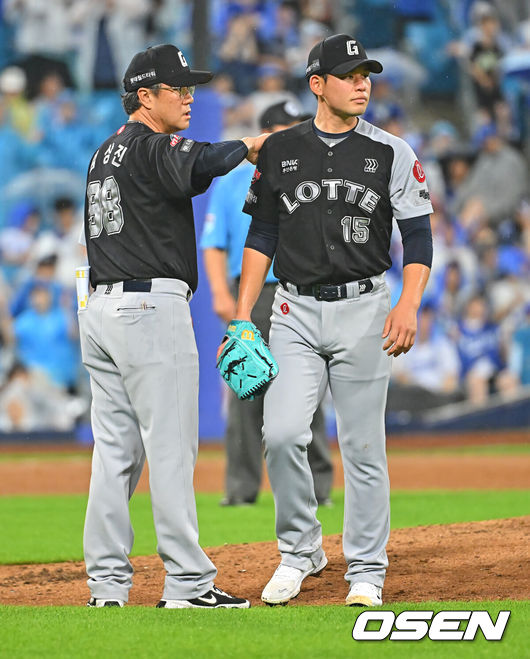 [OSEN=대구, 이석우 기자] 19일 대구삼성라이온즈파크에서 2026 신한 SOL KBO 리그 삼성 라이온즈와 롯데 자이언츠의 경기가 열렸다. 홈팀 삼성은 원태인이, 방문팀 롯데는 김진욱이 선발 출전했다. 롯데 자이언츠 김진욱이 6회말 투구 도중 왼쪽 허벅지 통증을 호소한 후 교체되고 있다. 2026.07.19 / foto0307@osen.co.kr