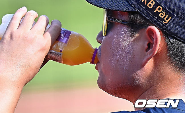 [OSEN=부산, 이석우 기자] 8일 부산 사직야구장에서 2025 신한 SOL 뱅크 KBO 리그 롯데 자이언츠와 두산 베어스의 경기가 열린다. 홈팀 롯데는 홍민기가, 방문팀 두산은 최민석이 선발 출전한다.두산 베어스 양의지가 폭염 주의보가 내려진 날씨에 흐르는 땀을 식히며 음료수를 마시고 있다. 2025.07.08 / foto0307@osen.co.kr