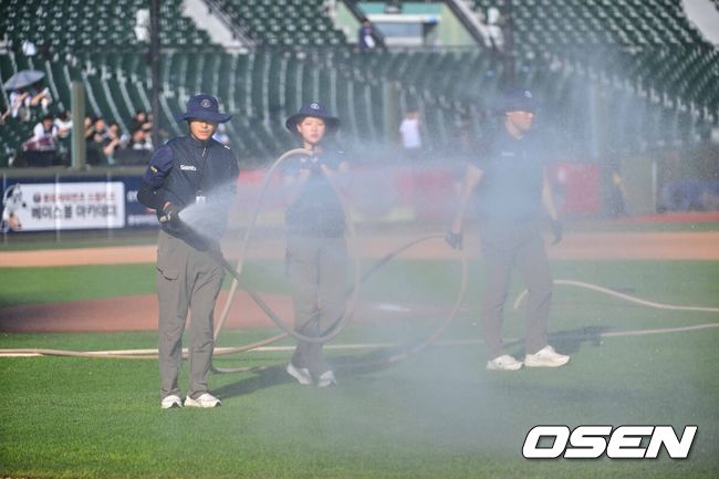 [OSEN=부산, 이석우 기자] 24일 부산 사직야구장에서 2026 신한 SOL KBO 리그 롯데 자이언츠와 KT 위즈의 경기가 열린다. 홈팀 롯데는 나균안이, 방문팀 KT는 로건이 선발 출전한다.폭염 특보가 내린 부산 사직야구장에서 관계자들이 그라운드에 물을 뿌리며 열기를 식히고 있다. 2026.07.24 / foto0307@osen.co.kr