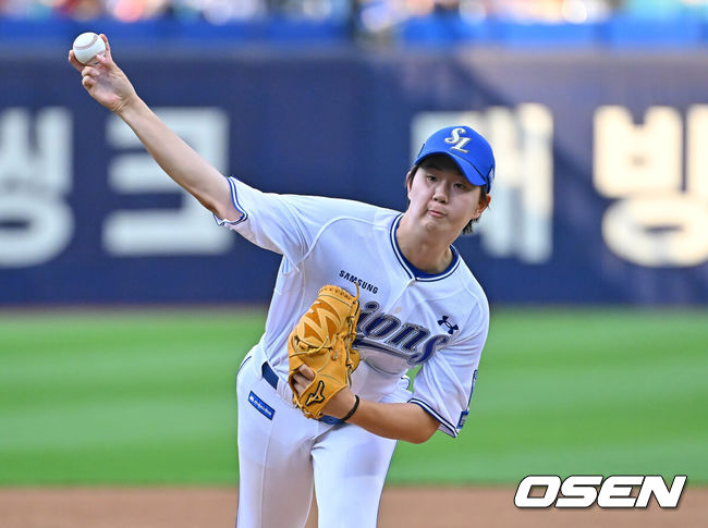 [OSEN=대구, 이석우 기자] 12일 대구삼성라이온즈파크에서 2026 신한 SOL KBO 리그 삼성 라이온즈와 SSG 랜더스의 경기가 열렸다. 홈팀 삼성은 장찬희가, 방문팀 SSG는 타케다가 선발 출전했다. 삼성 라이온즈 선발 투수 장찬희가 역투하고 있다. 2026.06.12 / foto0307@osen.co.kr