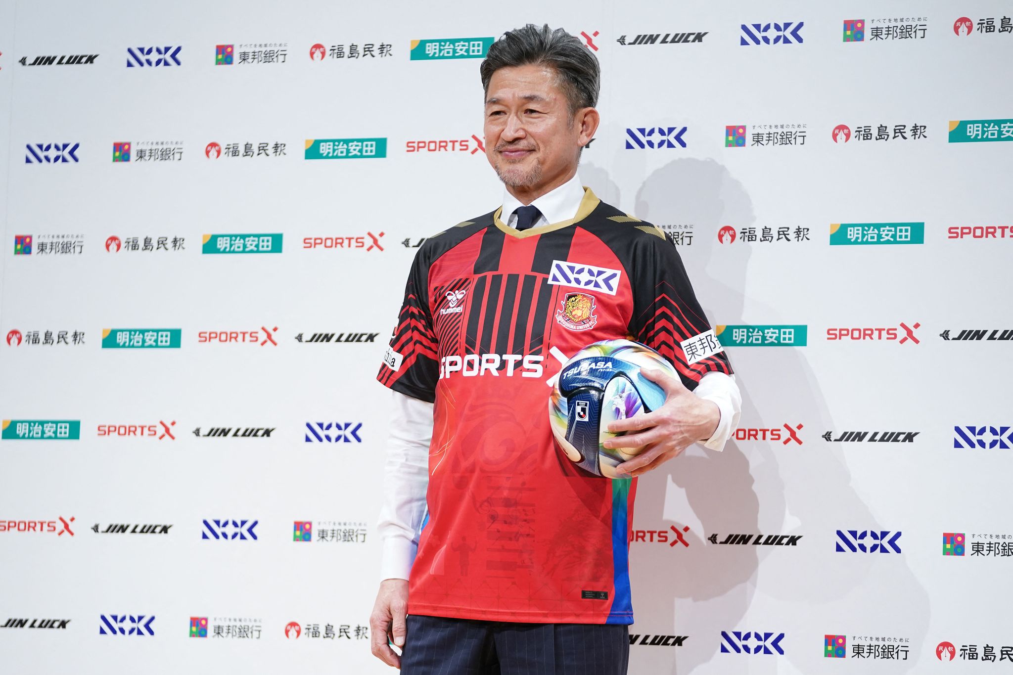 지난 1월 9일 일본 도쿄에서 열린 기자회견에서 일본 축구선수 미우라 가즈요시가 후쿠시마 유나이티드FC 유니폼을 들어 보이고 있다. AFP=연합뉴스