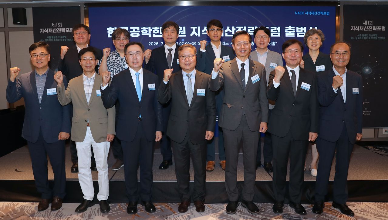 김용선 지식재산처장(앞줄 왼쪽 다섯 번째)이 윤의준 한국공학한림원 회장(앞줄 왼쪽 네 번째), 성윤모 지식재산전략포럼 운영위원장(앞줄 왼쪽 여섯 번째) 등 참석자들과 7월 27일 서울 강남구 조선팰리스에서 열린 ‘지식재산 전략포럼’을 마치고 기념촬영을 하고 있다.
