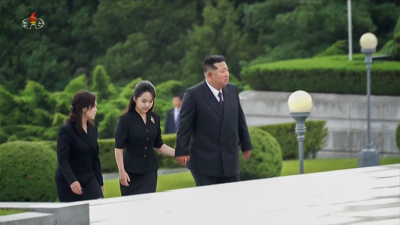 김정은 북한 국무위원장이 6·25전쟁 정전협정 체결 73주년(전승절)을 하루 앞둔 지난 26일 평양 대성산혁명열사릉을 참배했다고 조선중앙TV가 27일 보도했다. 김 위원장이 딸 주애의 손을 잡고 참배 장소로 향하고 있다. 왼쪽은 부인 리설주 여사. 조선중앙TV 화면=연합뉴스