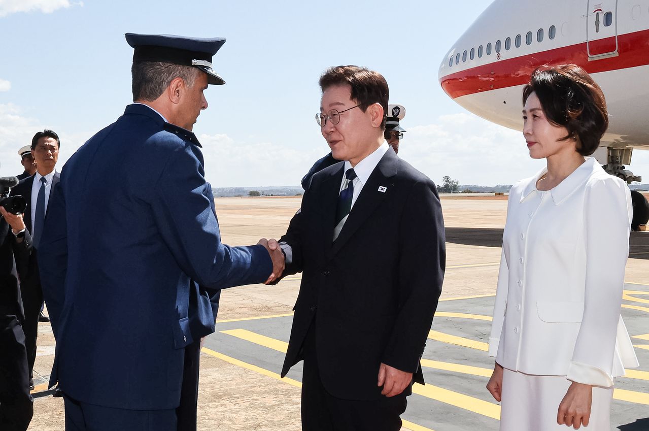 브라질을 국빈 방문한 이재명 대통령이 26일(현지시간) 브라질리아 공군기지에 도착해 환영객들과 인사를 하고 있다. 뉴스1
