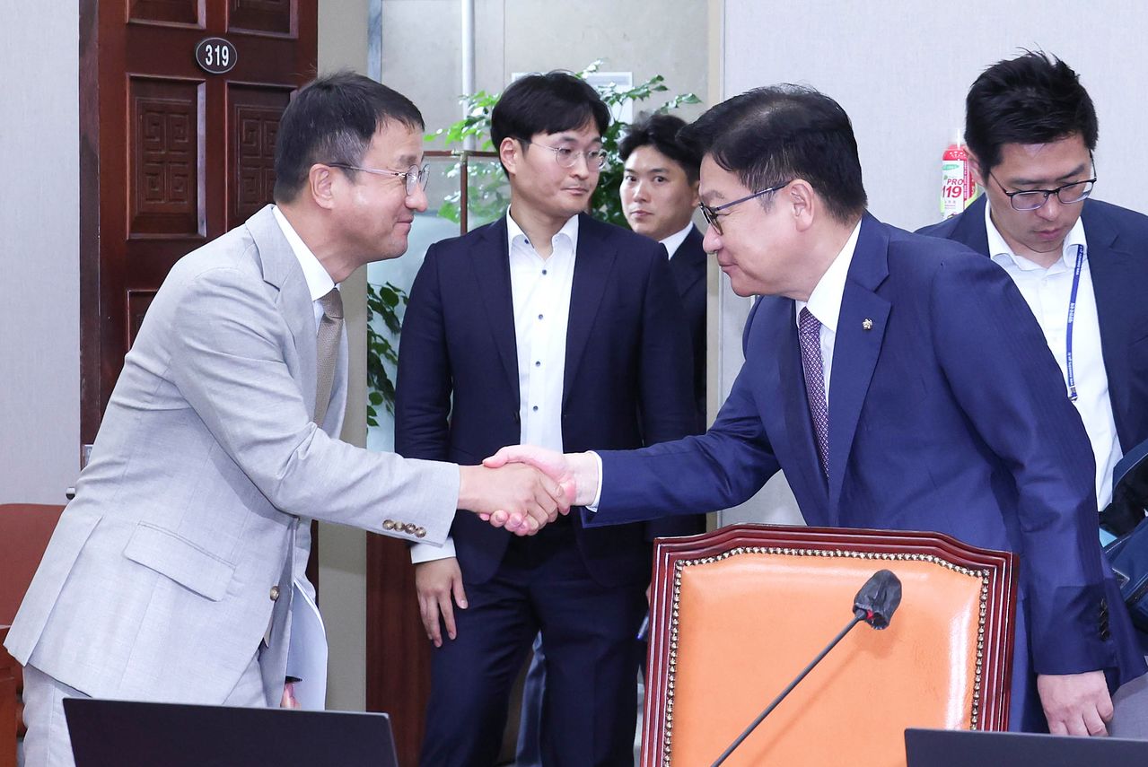 한병도 더불어민주당 대표 직무대행 겸 원내대표(왼쪽)와 정점식 국민의힘 원내대표가 27일 오전 국회에서 열린 운영위원회 전체회의에서 인사하고 있다. 임현동 기자