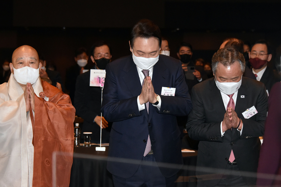 윤석열 전 대통령이 대선후보 시절이던 2022년 1월 17일 오후 서울 동호로 신라호텔에서 열린 불교리더스포럼 제5기 창립식에 참석해 합장하고 있다. 국회사진기자단