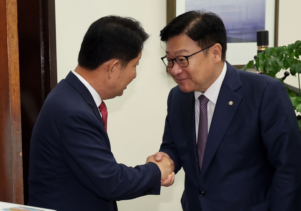 '멱살 소동'을 일으킨 권영진 국민의힘 의원이 27일 오전 서울 여의도 국회 국민의힘 원내대표실에서 정점식 원내대표와 면담 후 악수를 나누고 있다. 뉴스1
