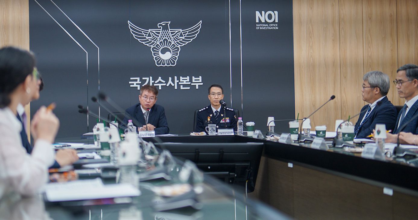 27일 서울 서대문구 경찰청에서 열린 경찰 수사 신뢰 제고를 위한 쇄신 태스크포스(TF) 첫 회의에 TF 위원장을 맡은 김남준 법무법인 시민 변호사와 유재성 경찰청장 직무대행이 참석하고 있다. 사진 경찰청
