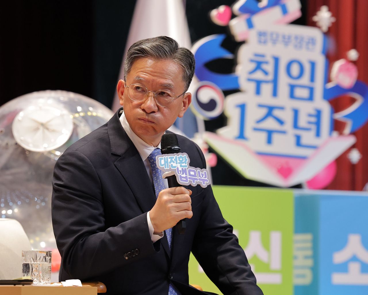 정성호 법무부 장관이 최근 이재명 대통령에게 사퇴 의사를 전달한 것으로 확인된 가운데 지난 23일 경기 정부과천청사에서 열린 장관과의 토크콘서트에서 정 장관이 질문을 듣고 있다. [연합뉴스]