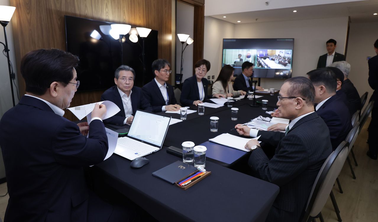 브라질을 국빈 방문 중인 이재명 대통령이 26일(현지시간) 브라질리아의 한 호텔에서 화상 수석보좌관회의를 주재하고 있다. 연합뉴스