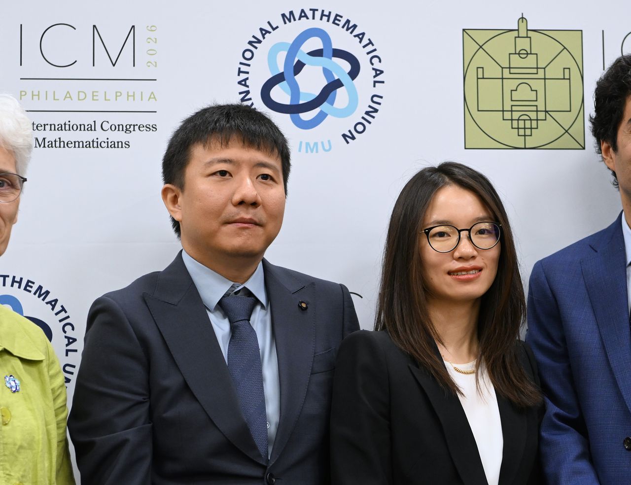 23일 중국인 수학자 덩위(왼쪽)와 왕훙(오른쪽)이 2026년 국제수학자대회 개막식 후 기자회견에서 기념 사진을 찍고 있다. 덩위와 왕훙은 이날 필라델피아에서 열린 2026년 국제수학자대회 개막식에서 수학계의 노벨상으로 불리는 필즈상을 중국인으로 처음 수상했다. 신화=연합뉴스