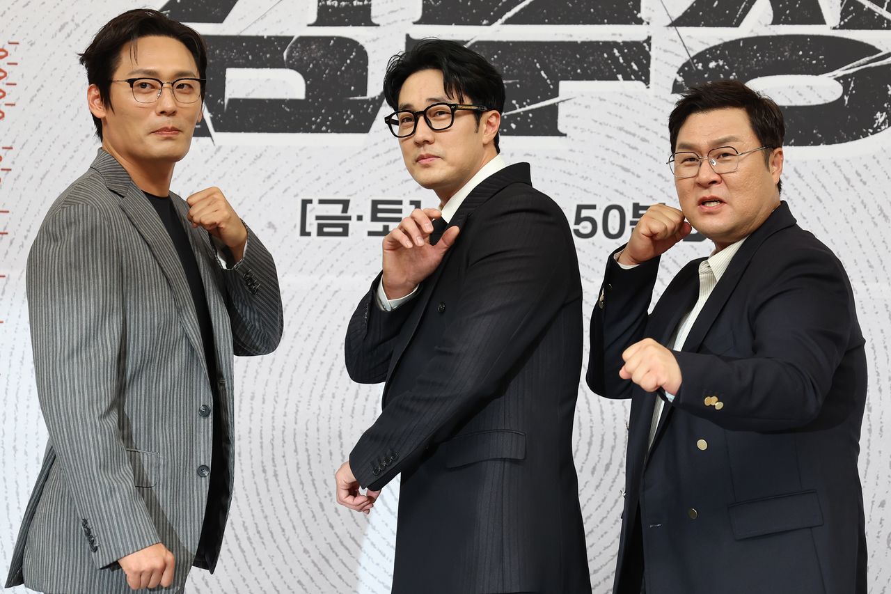 배우 최대훈(왼쪽부터), 소지섭, 윤경호가 지난달 25일 서울 양천구 목동 SBS사옥에서 열린 새 금토드라마 '김부장' 제작발표회에서 포즈를 취하고 있다. 연합뉴스