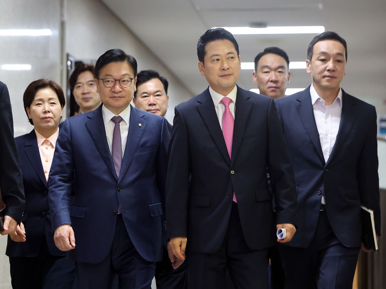 국민의힘 장동혁 대표와 정점식 원내대표가 27일 오전 서울 여의도 국회에서 열린 최고위원회의에 참석하고 있다. 뉴스1