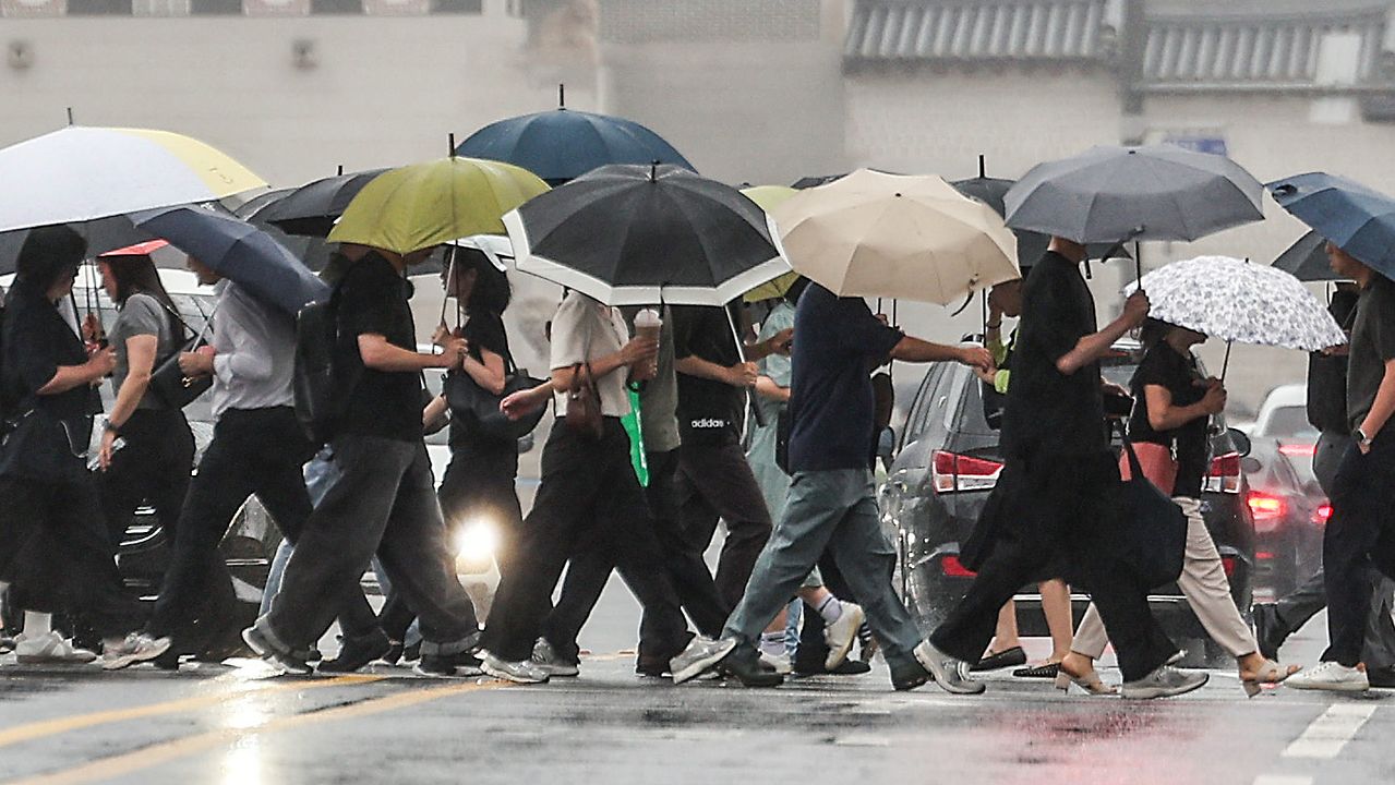 지난 8일 서울 종로구 광화문광장 세종대로사거리에서 출근길에 나선 시민들이 발걸음을 옮기고 있다. 기사 내용과 직접적 연관은 없는 사진. 우상조 기자