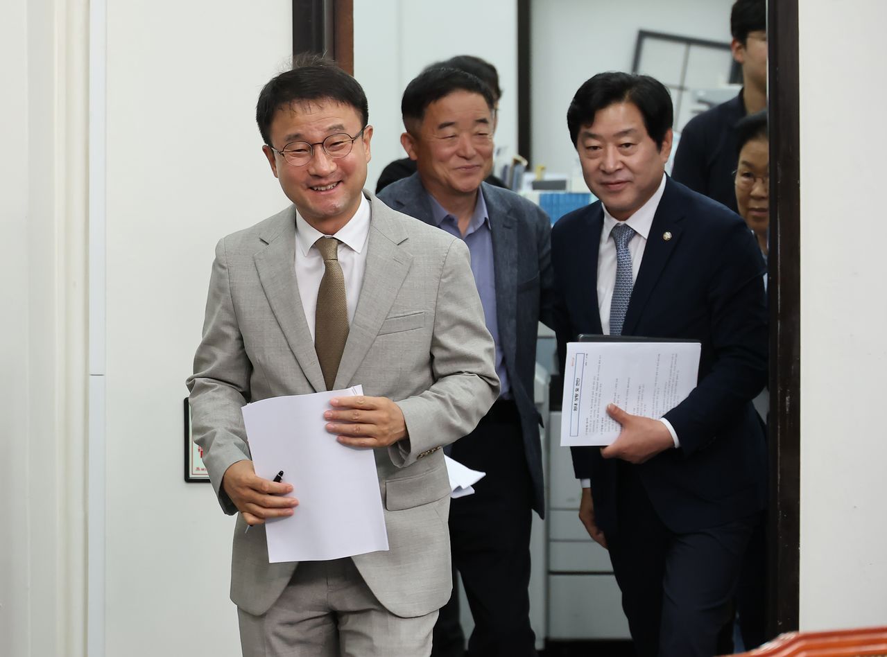 한병도 더불어민주당 당 대표 직무대행 겸 원내대표가 27일 국회에서 열린 최고위원회의에 입장하고 있다. 연합뉴스