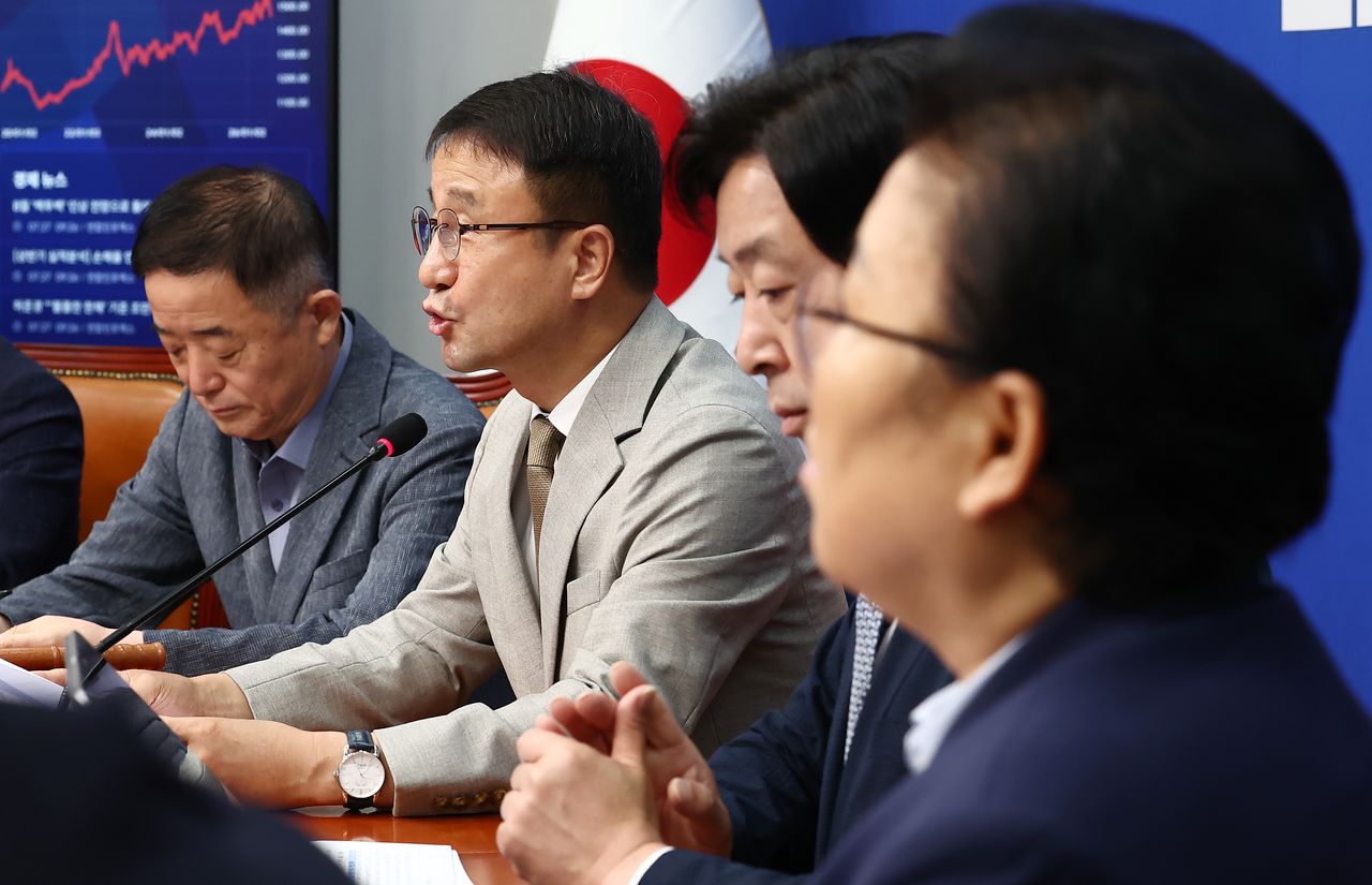 한병도 더불어민주당 당대표 직무대행 겸 원내대표가 27일 오전 서울 여의도 국회에서 열린 최고위원회의에서 모두 발언을 하고 있다. 뉴스1