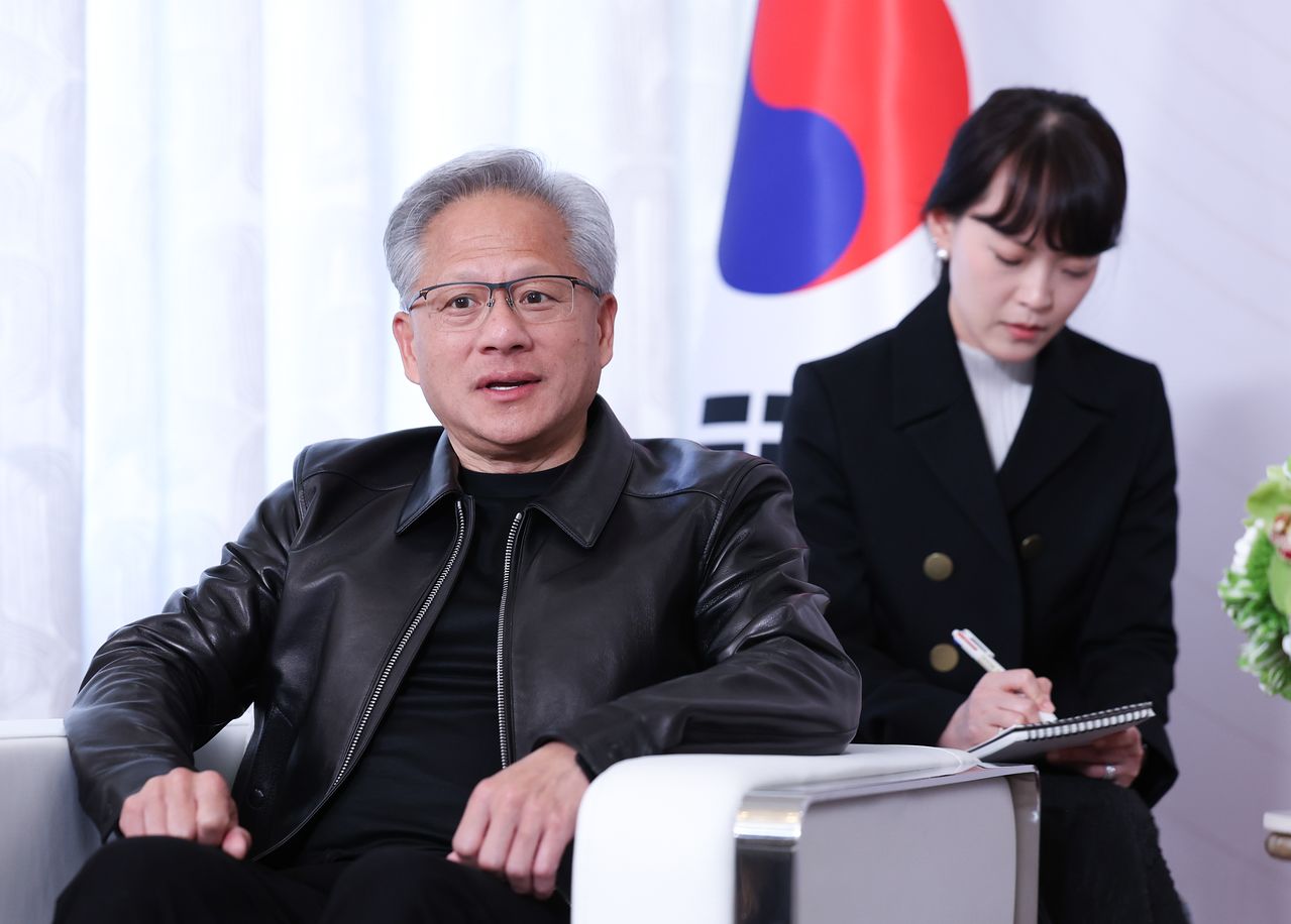 젠슨 황 엔비디아 최고경영자가 24일(현지시간) 미국 샌프란시스코에서 열린 이재명 대통령과의 면담에서 발언하고 있다. 뉴스1