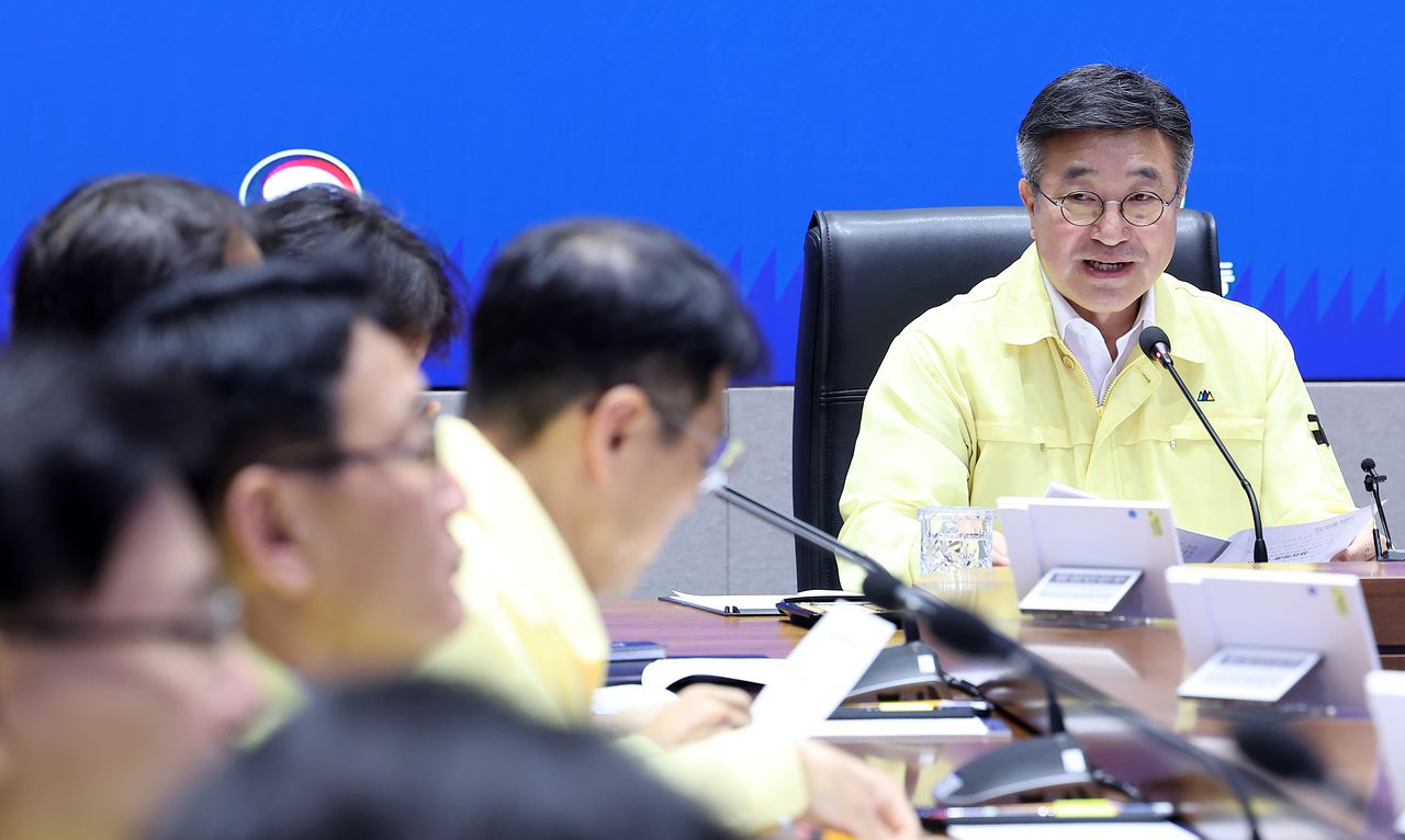 윤호중 행정안전부 장관이 27일 서울 종로구 정부서울청사에서 열린 폭염 대처 상황 점검회의에서 모두발언을 하고 있다. 뉴스1