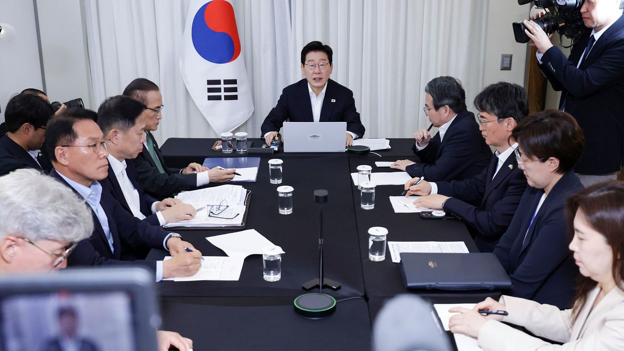 브라질을 국빈 방문 중인 이재명 대통령이 26일(현지시간) 브라질리아 한 호텔에서 화상 수석보좌관회의를 주재하고 있다. 연합뉴스