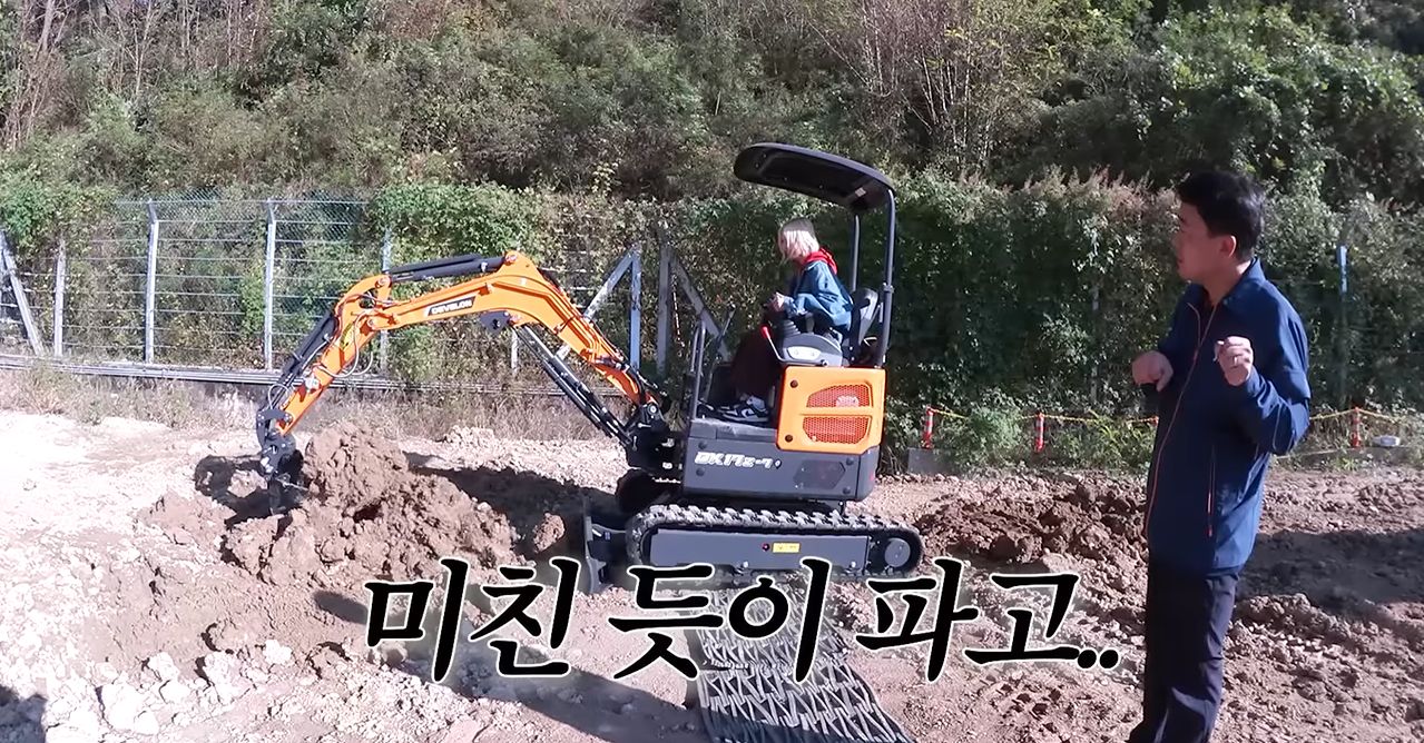 걸그룹 우주소녀 다영이 3t 미만 굴착기 조종면허 취득 교육을 받고 있다. [사진 유튜브 ‘워크맨’]