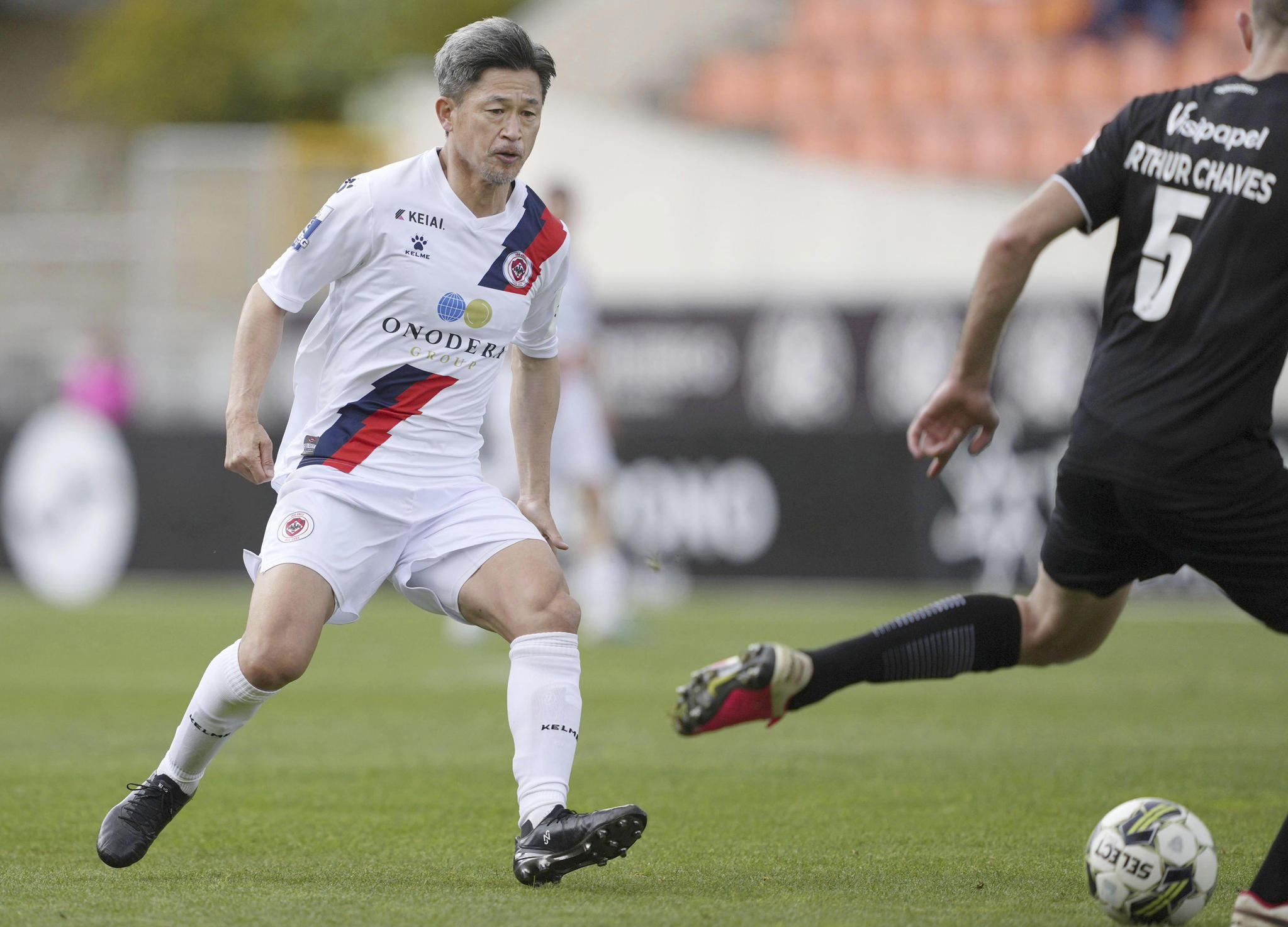 지난 2023년 4월 22일(현지시간) 포르투갈 비제우에서 열린 아카데미코 드 비제우와의 축구 경기 후반전에 올리베이렌세 소속으로 출전한 전 일본 축구대표팀 공격수 미우라 가즈요시(왼쪽). AP=연합뉴스