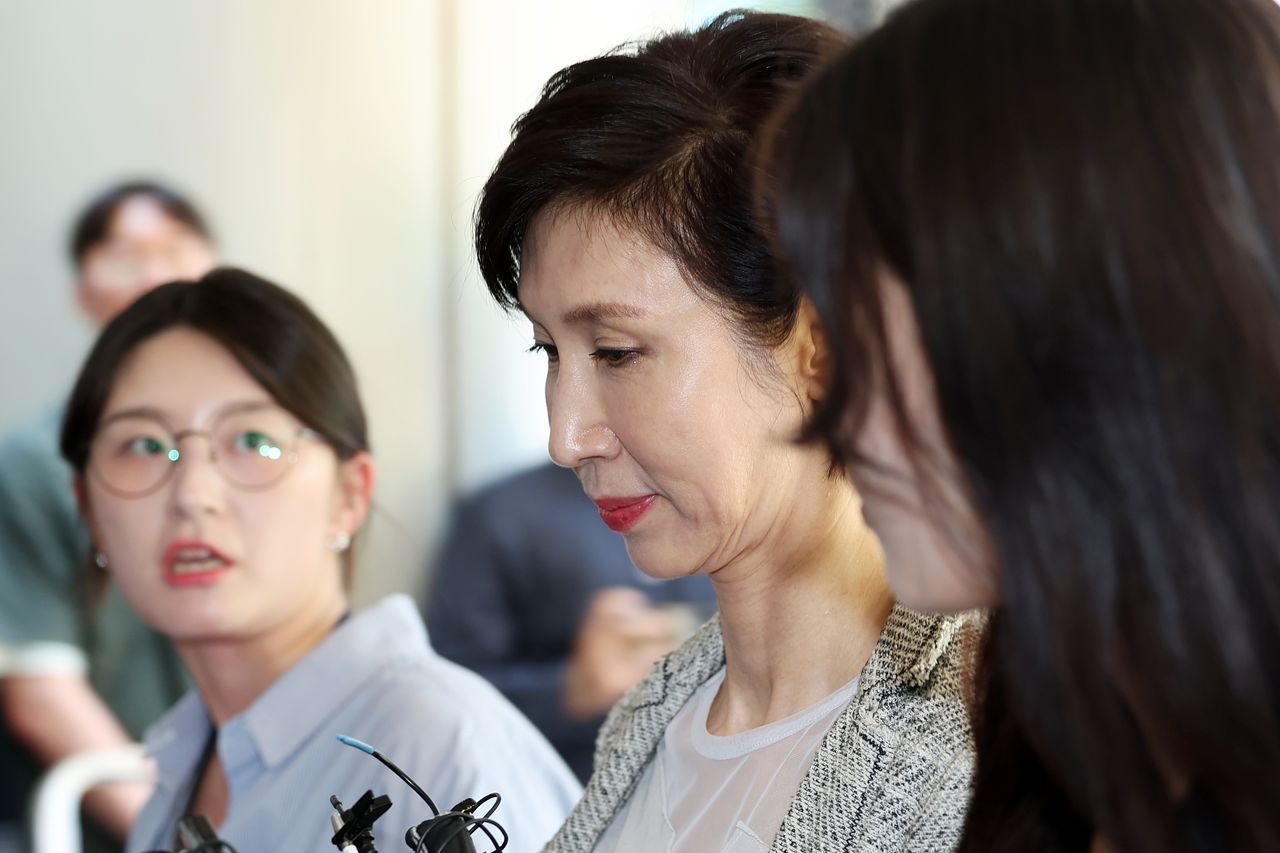 노소영 아트센터 나비 관장이 지난달 15일 최태원 SK그룹 회장과의 재산 분할 파기환송심 2차 조정 기일에 출석하고 있다. 연합뉴스