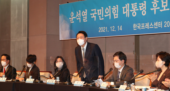대선후보 시절이던 2021년 12월 14일 윤석열 전 대통령이 서울 중구 프레스센터 국제회의장에서 열린 관훈클럽 초청 토론회에 참석해 인사하고 있다. 국회사진기자단