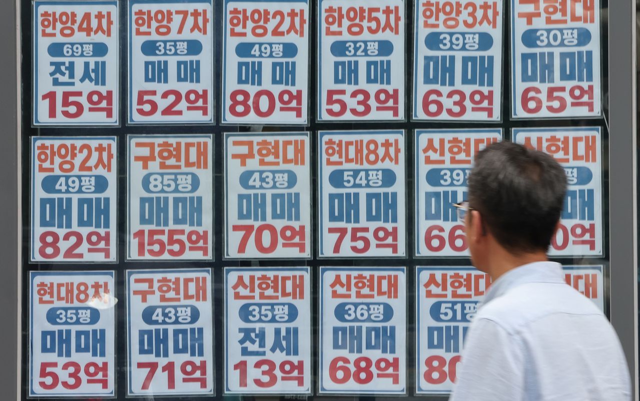 정부는 올해 종합부동산세 개편 과정에서 기본공제선과 초고가 기준선을 중심으로 세 부담을 차등화하는 '3그룹 설계'를 검토하고 있다. 주택 수 대신 주택 가액을 기준으로 중과 여부를 결정하는 방안도 토론회를 거치며 유력한 방안으로 부상했다. 연합뉴스