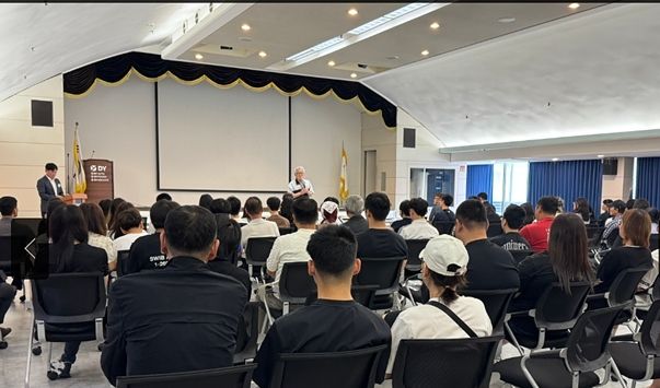 디와이나눔장학재단이 7월 25일 인천시 남동구 디와이 본사 5층에서 개최한 서울·경기·인천권 장학금 전달식에서 조병호 이사장이 환영인사를 하고 있다. 