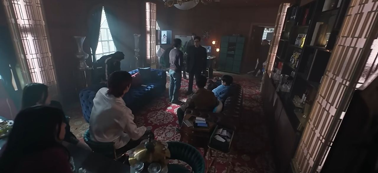 SBS 드라마 '김부장'에서 김부장이 휴대전화 범죄 소굴에서 벌이는 액션 장면. 소니 FX 카메라 2대를 위아래로 붙여 촬영했다. SBS 캡처