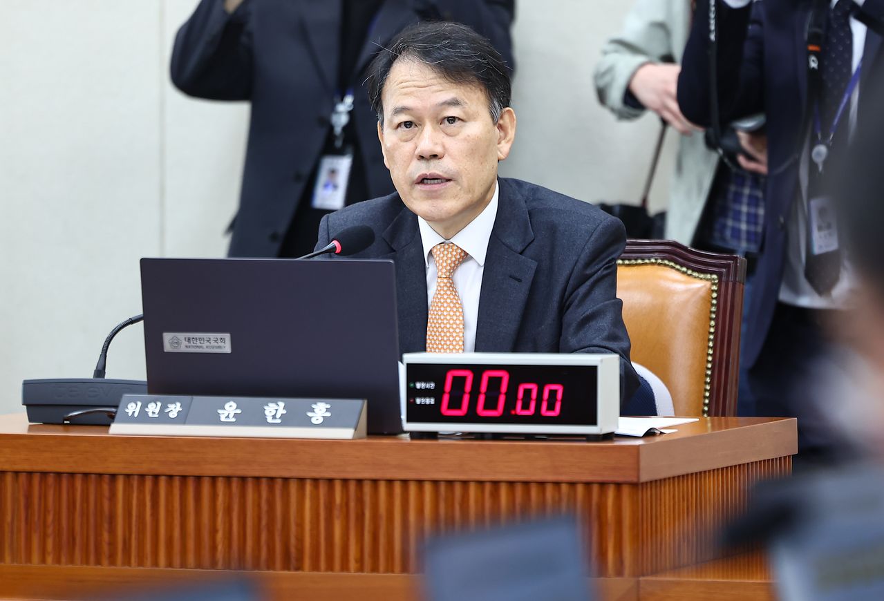 윤한홍 위원장이 지난 3월 31일 서울 여의도 국회에서 열린 제433회 국회(임시회) 정무위원회 전체회의에서 회의를 주재하고 있다. 뉴스1