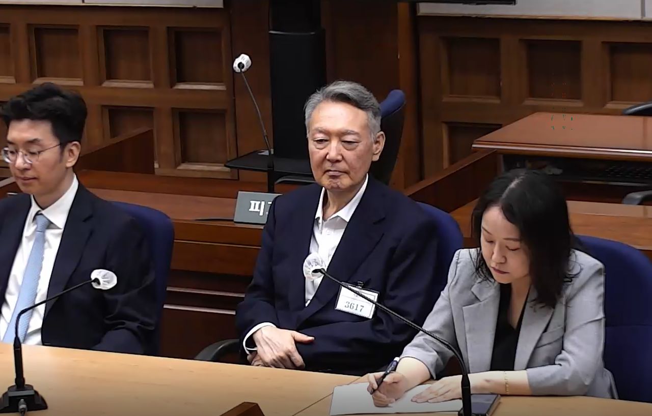 27일 서울 서초구 서울중앙지방법원에서 윤석열 전 대통령의 공직선거법 위반 혐의 1심 선고가 진행되고 있다. 이날 법원은 윤석열에게 징역 1년 6개월에 집행유예 3년을 선고했다. 뉴스1