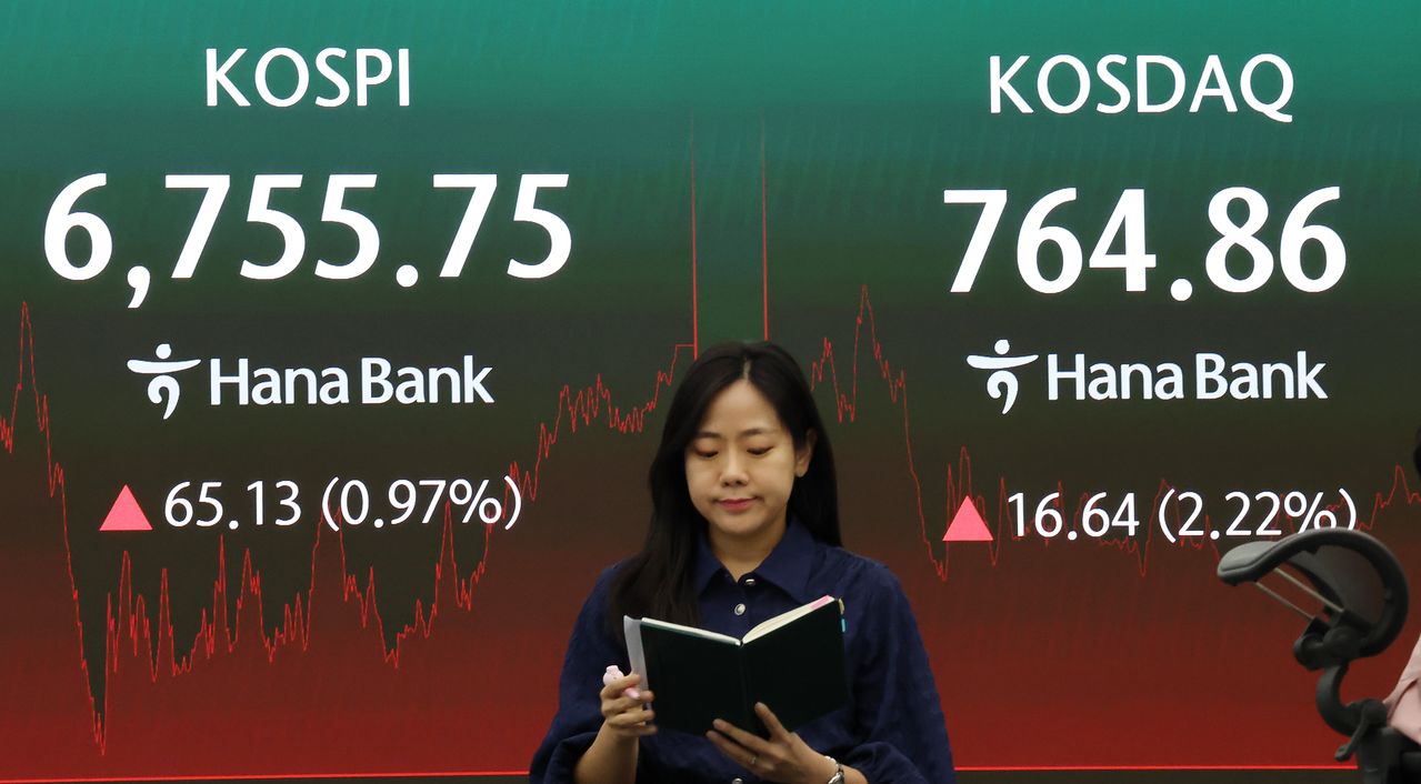 27일 서울 중구 하나은행 딜링룸 전광판에 코스피 지수가 전일 종가와 비교해 65.13포인트(p)(0.97%) 상승한 6755.75를 나타내고 있다.  코스닥은 전일 대비 6.64포인트(p)(2.22%) 상승한 764.86로 마감했다. 뉴스1