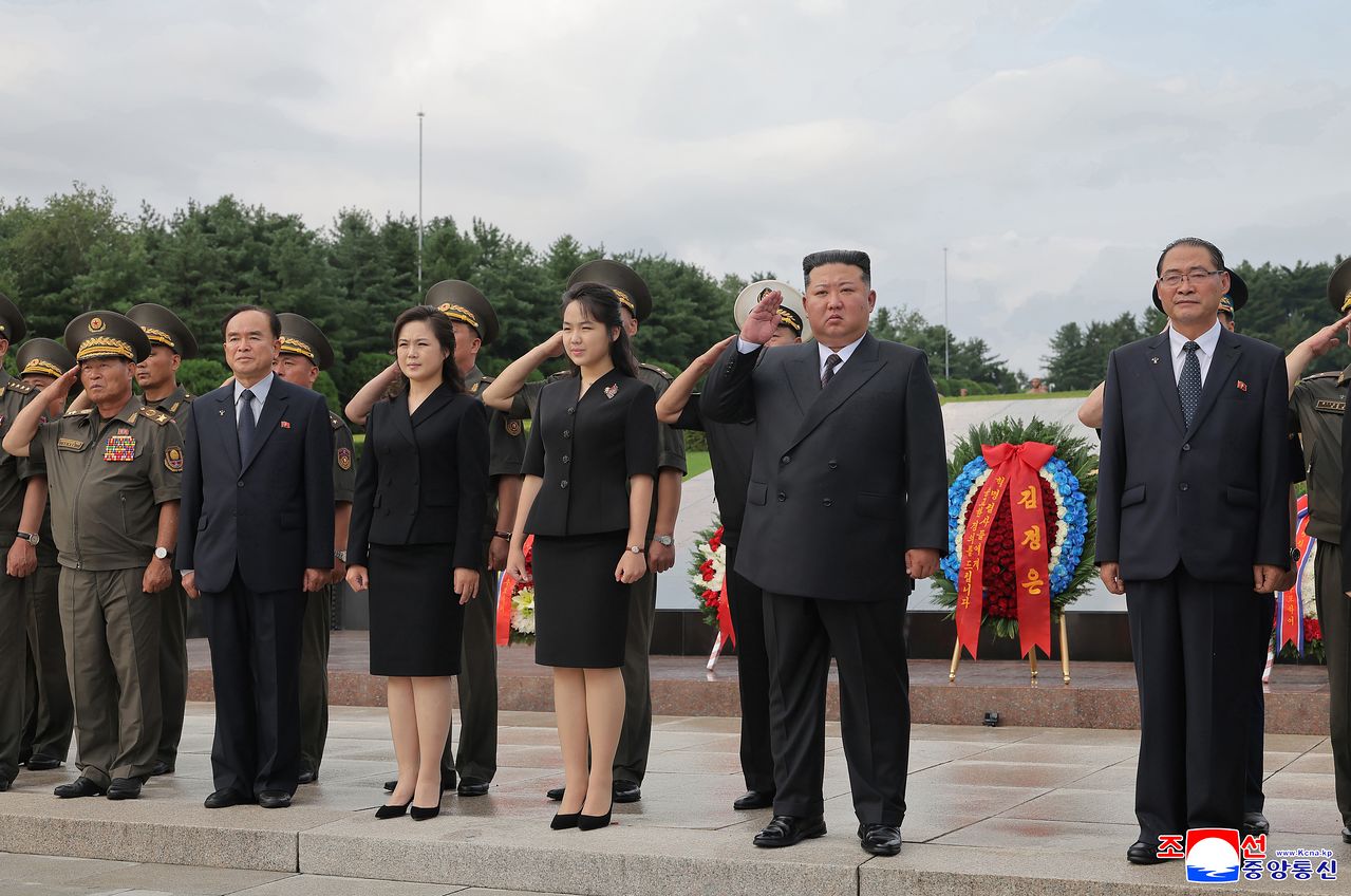 김정은 북한 국무위원장이 지난 26일 '전승절'로 기념하는 정전협정 체결 73주년(7월 27일)을 맞아 대성산혁명열사릉을 찾아 헌화하고 경의를 표했다고 조선중앙통신이 27일 보도했다. 이날 참배에는 김 위원장의 부인 리설주 여사와 딸 주애가 함께 참석했다. 연합뉴스
